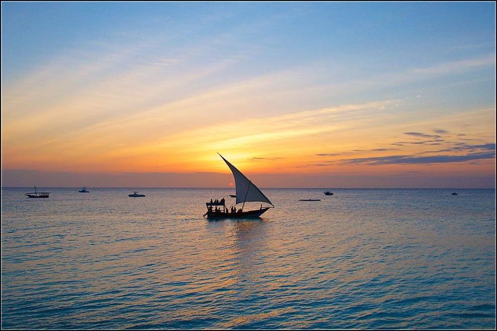 Crucero en dhow al atardecer por Stone Town