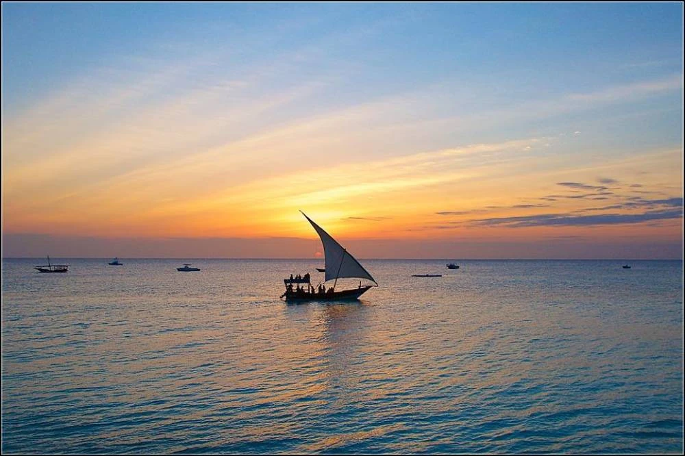 Crucero en dhow al atardecer por Stone Town