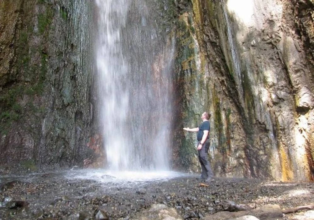 Excursión a la cascada Meru y al lago Duluti.